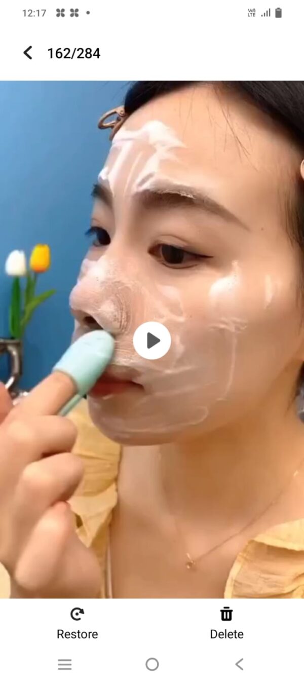 Mini silicone face scruber